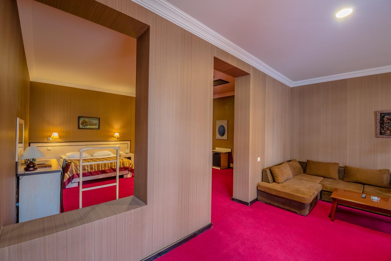 Hotel Rikhe Monika Тбилиси Экстерьер фото